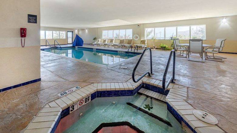 <b>Comfort Inn & Suites Pool</b>. Images powered by <a href="https://iceportal.shijigroup.com/" title="IcePortal" target="_blank">IcePortal</a>.
