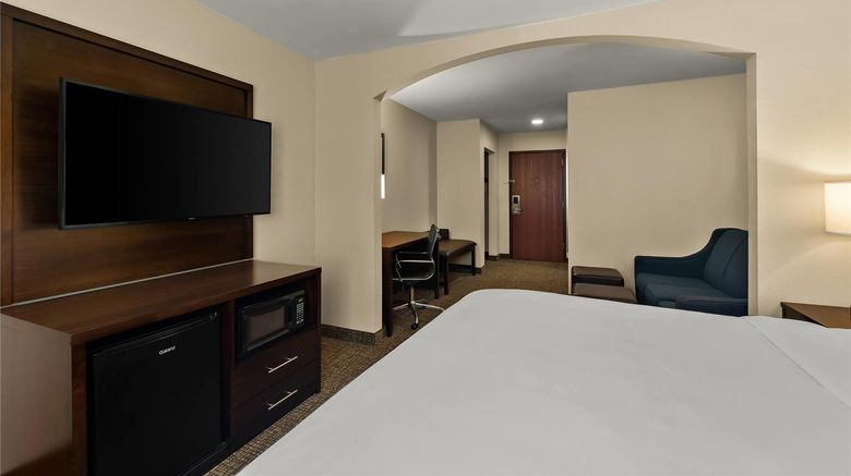<b>Comfort Inn & Suites Hotel Atoka Room</b>. Images powered by <a href="https://iceportal.shijigroup.com/" title="IcePortal" target="_blank">IcePortal</a>.