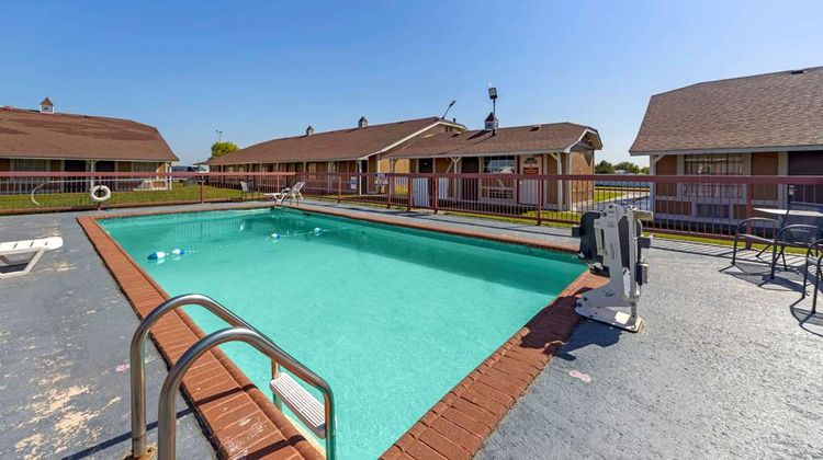 Econo Lodge Pryor Pool