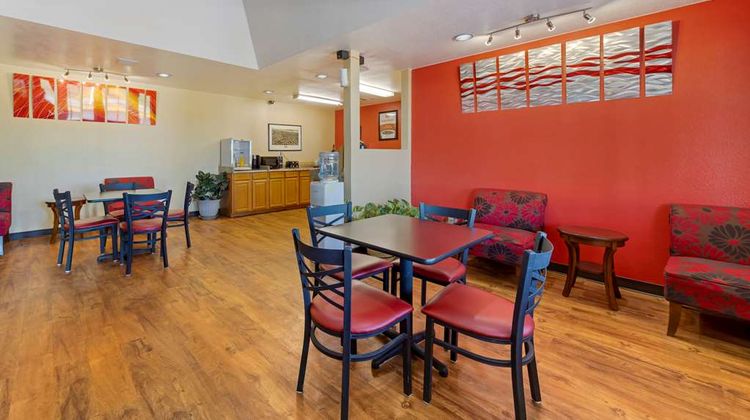 Econo Lodge Pryor Restaurant