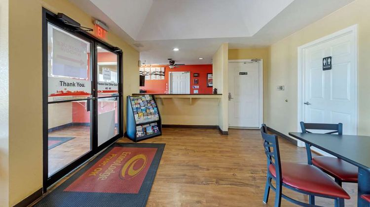 Econo Lodge Pryor Lobby