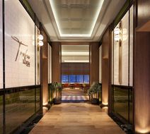 Holiday Inn Exp Phayathai Lobby