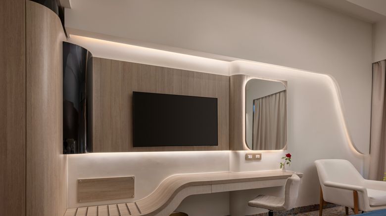 <b>Crowne Plaza Mirage Suite</b>. Images powered by <a href="https://www.leonardoworldwide.com/" title="Leonardo Worldwide" target="_blank">Leonardo</a>.