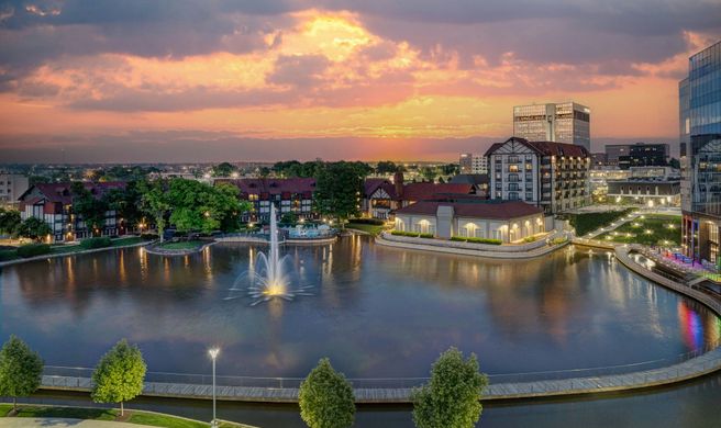 Sheraton Westport Chalet Hotel St. Louis Exterior