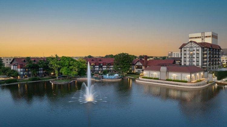Sheraton Westport Chalet Hotel St. Louis Exterior
