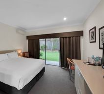 Hunter Gateway Motel Room