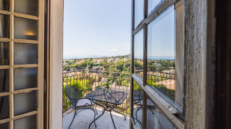 <b>Chateau Le Cagnard Room</b>. Images powered by <a href="https://www.leonardoworldwide.com/" title="Leonardo Worldwide" target="_blank">Leonardo</a>.
