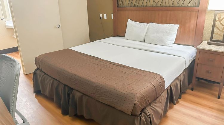 OYO Hotel Mobile I-65 at Airport Blvd Room