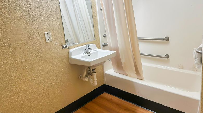 <b>OYO Hotel Mobile I-65 at Airport Blvd Room</b>. Images powered by <a href="https://www.leonardoworldwide.com/" title="Leonardo Worldwide" target="_blank">Leonardo</a>.