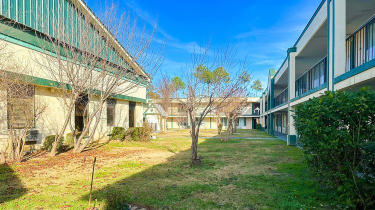 Super Inn & Suites Exterior