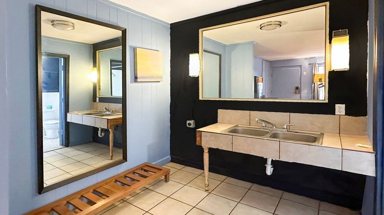 <b>Luxury Inn Room</b>. Images powered by <a href="https://www.leonardoworldwide.com/" title="Leonardo Worldwide" target="_blank">Leonardo</a>.