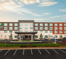Holiday Inn Express & Suites Gainesville Exterior