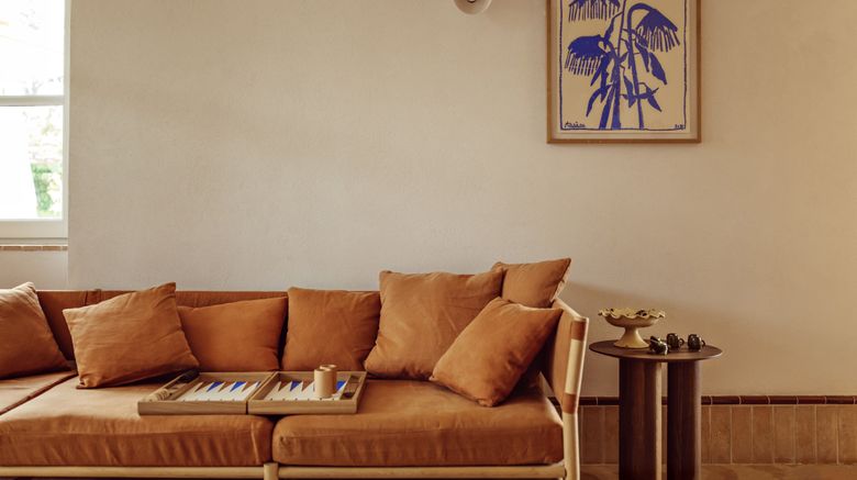 <b>Capelongue Lobby</b>. Images powered by <a href="https://www.leonardoworldwide.com/" title="Leonardo Worldwide" target="_blank">Leonardo</a>.