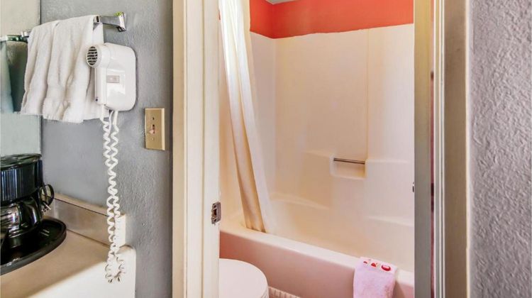 OYO Hotel Europa Ridgecrest CA - W Upjoh Room
