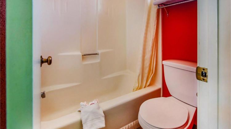 OYO Hotel Europa Ridgecrest CA - W Upjoh Room