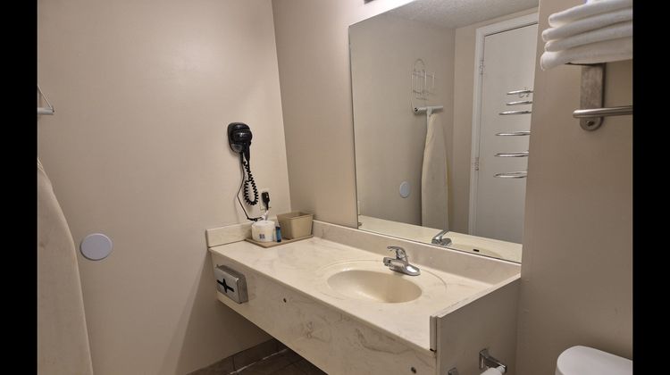 Econo Lodge Inn & Suites Room
