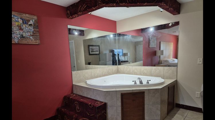 Econo Lodge Inn & Suites Room