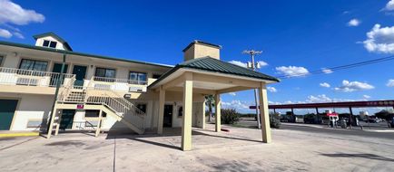 OYO Hotel Pearsall I-35 East Exterior