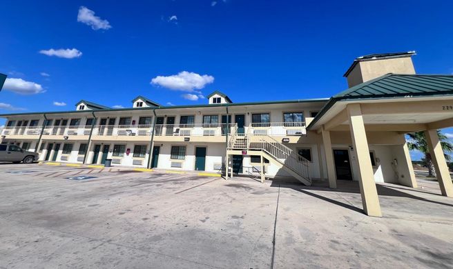 OYO Hotel Pearsall I-35 East Exterior