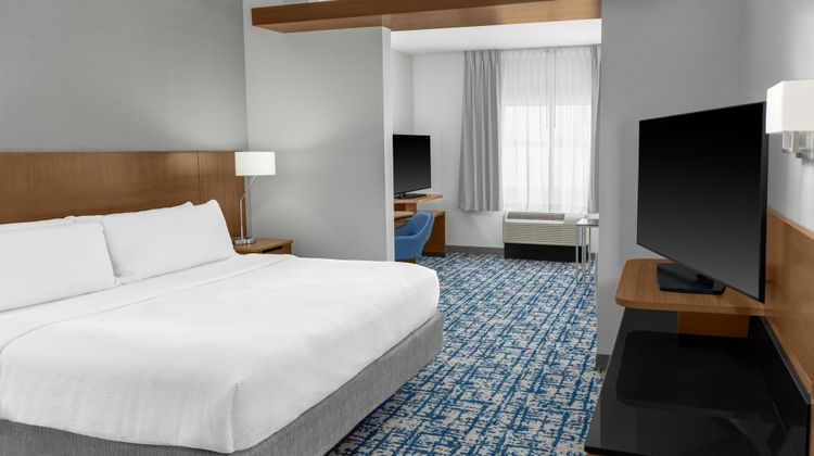 Fairfield Inn & Suites Calhoun Suite