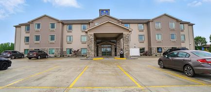 Cobblestone Hotel & Suites Exterior