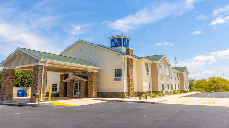 Cobblestone Inn & Suites-Winters Exterior