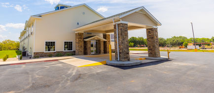 Cobblestone Inn & Suites-Winters Exterior
