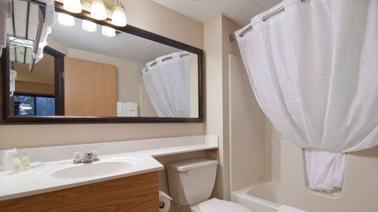 Boarders Inn & Suites by Cobblestone Room
