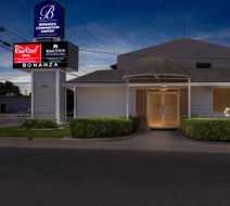 HomeTowne Studios Yuba City Exterior
