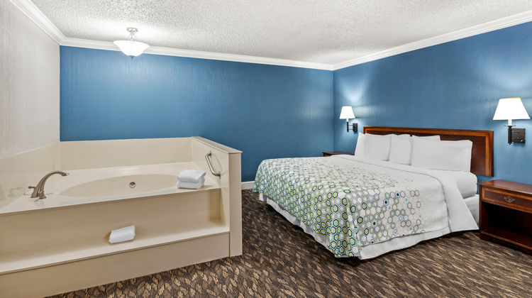 HomeTowne Studios Yuba City Suite