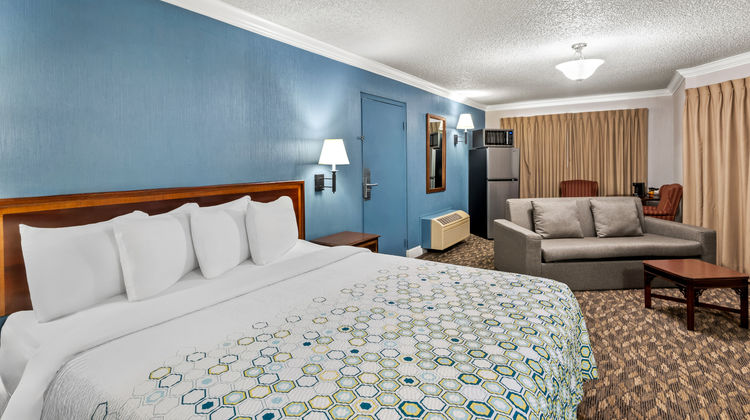 HomeTowne Studios Yuba City Suite