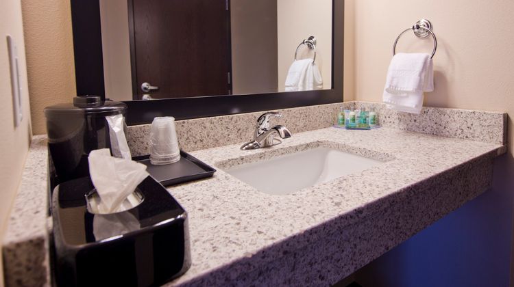 Cobblestone Inn and Suites Room