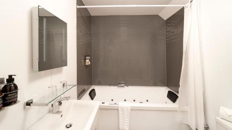 <b>Cluanie Inn Room</b>. Images powered by <a href="https://www.leonardoworldwide.com/" title="Leonardo Worldwide" target="_blank">Leonardo</a>.