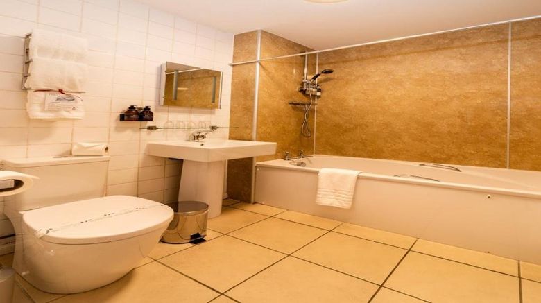 <b>Cluanie Inn Room</b>. Images powered by <a href="https://www.leonardoworldwide.com/" title="Leonardo Worldwide" target="_blank">Leonardo</a>.