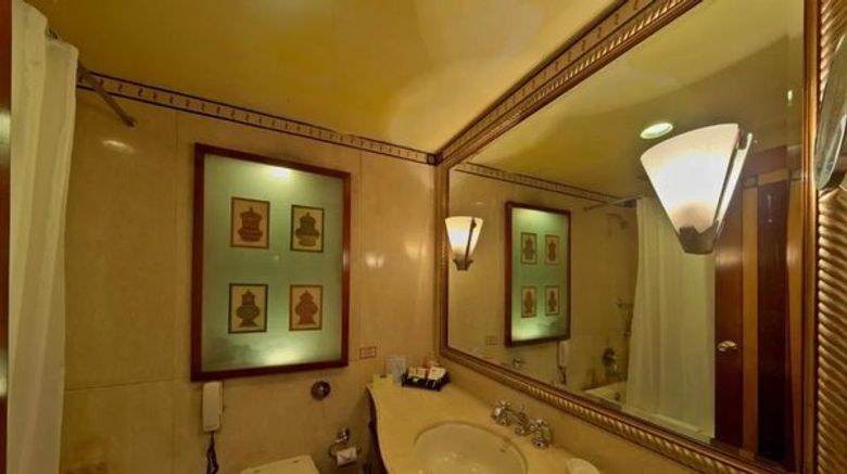 <b>The HHI Hotel Hindusthan International Room</b>. Images powered by <a href="https://www.leonardoworldwide.com/" title="Leonardo Worldwide" target="_blank">Leonardo</a>.