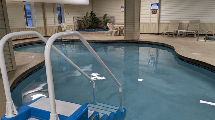 Magnuson Hotel Copper Crown Pool