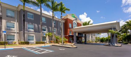 Holiday Inn Express Hotel & Suites Exterior