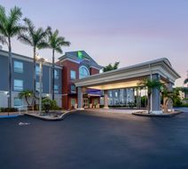 Holiday Inn Express Hotel & Suites Exterior