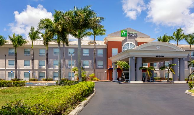 Holiday Inn Express Hotel & Suites Exterior