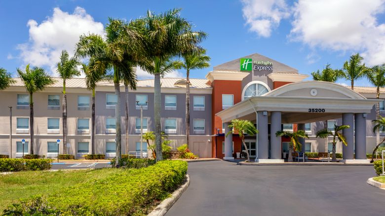 Holiday Inn Express Hotel  and  Suites Exterior. Images powered by <a href="https://www.leonardoworldwide.com" target="_blank" rel="noopener">Leonardo</a>.