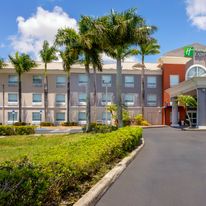 Holiday Inn Express Hotel & Suites