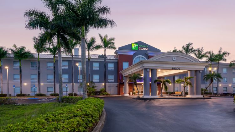 Holiday Inn Express Hotel & Suites Exterior