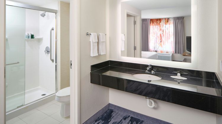 Fairfield Inn/Suites Raleigh-Durham Arpt Room