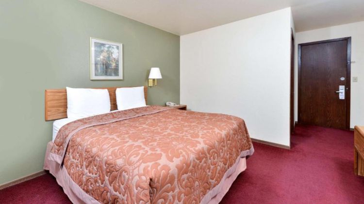 EconoLux Inn Room
