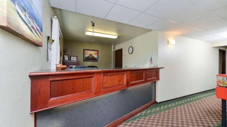 EconoLux Inn Lobby