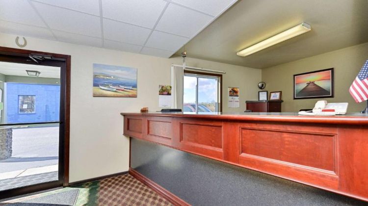 EconoLux Inn Lobby