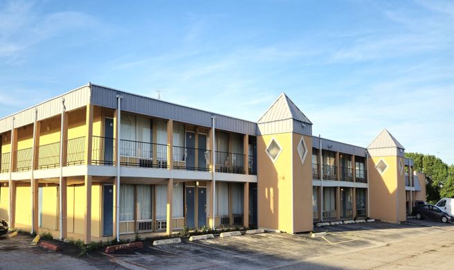 Castle Inn & Suites Exterior