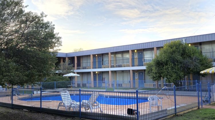 Castle Inn & Suites Exterior