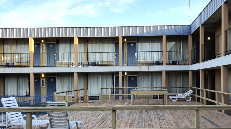 Castle Inn & Suites Exterior