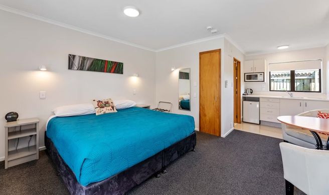 Knightsbridge Court Motor Lodge Room
